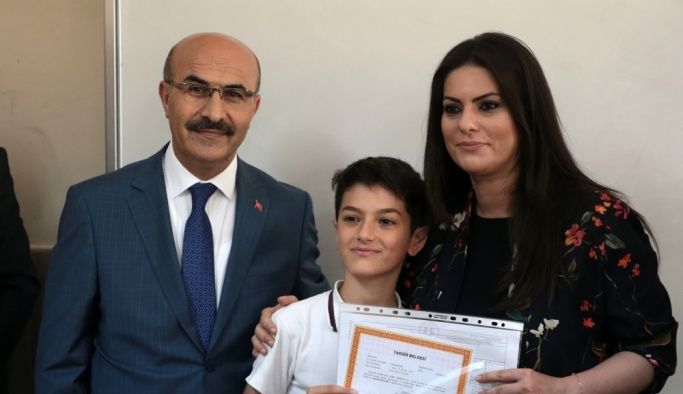 Bakan Sarıeroğlu, mezun olduğu okulda karne dağıttı