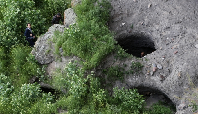 Defineciler antik kaya mezarları patlayıcılarla tahrip etti