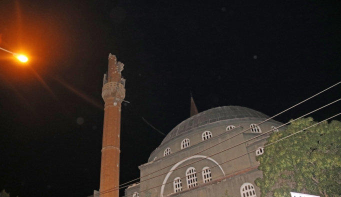 GÜNCELLEME - Yıldırım isabet eden minarenin yıkılma anı MOBESSE'ye yansıdı