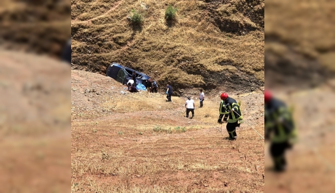 Manisa'da otomobil uçuruma devrildi: 1 ölü, 3 ağır yaralı