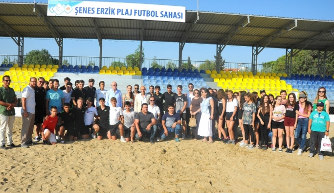 Seferihisar'daki plaj futbol sahasına Şenes Erzik'in ismi verildi