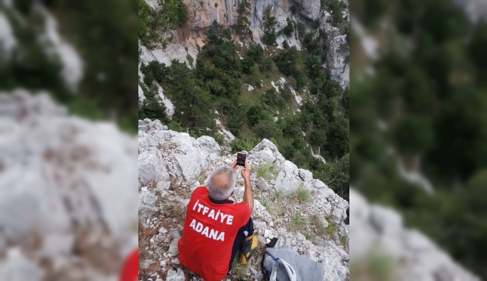 Adana'da kayalıklardan düşen itfaiyeciyi kurtarma çalışması
