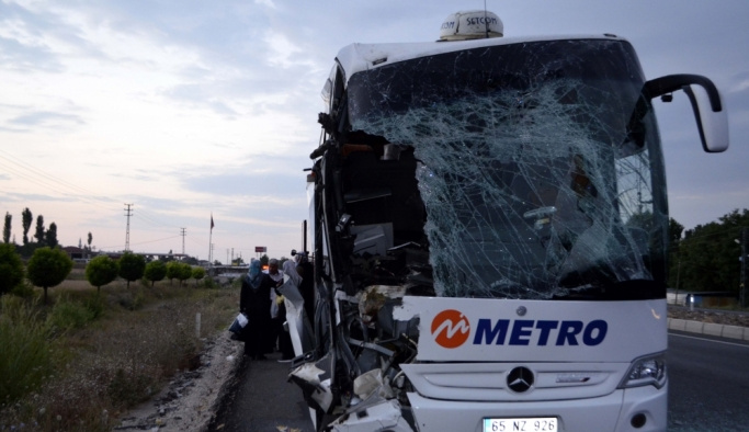Amasya'da yolcu otobüsü tıra çarptı: 23 yaralı