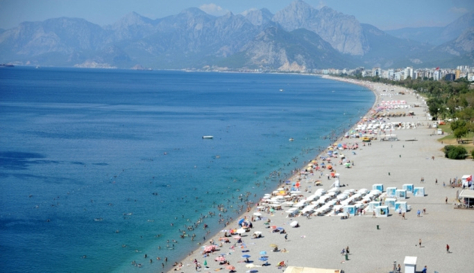 Antalya'da sıcaktan bunalan sahile koştu