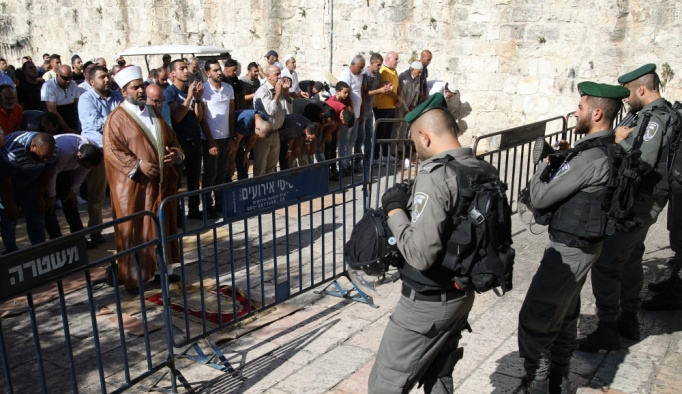 Filistinliler ikindi namazını Mescid-i Aksa'nın kapısında kıldı