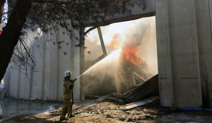 İzmir'de tekstil fabrikasında yangın