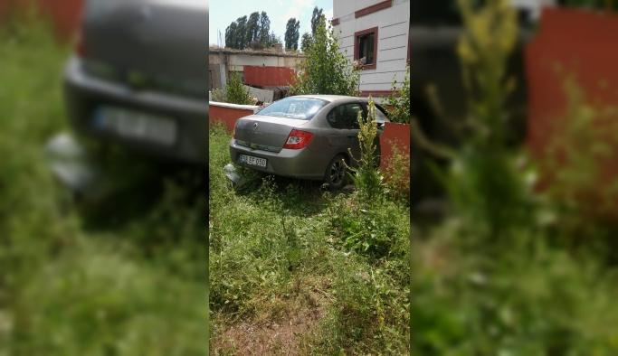 Kars'ta otomobil bahçe duvarına çarptı: 5 yaralı