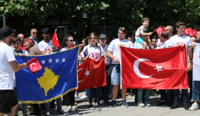 Kosova'da "Demokrasi Dayanışması Yürüyüşü"