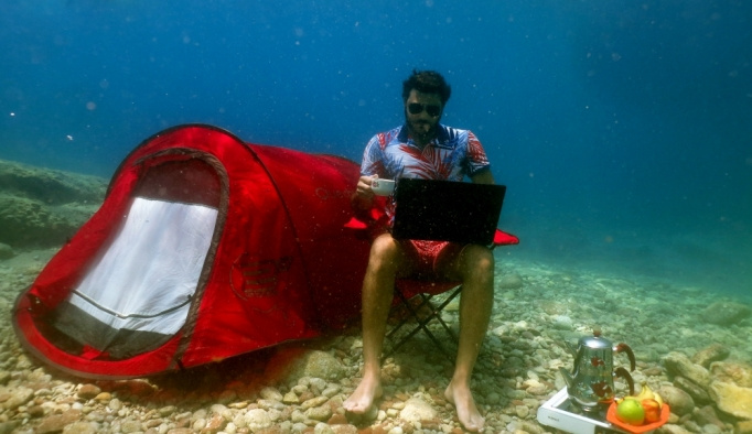 Oyuncu Burak Sevinç su altında kurulan çadırda çay içti