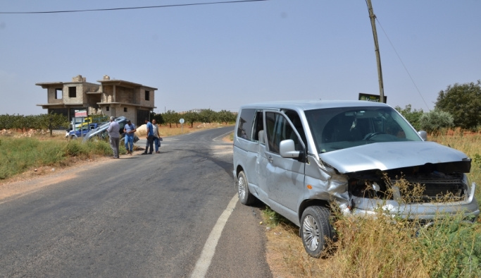 Şanlıurfa'da minibüs ile hafif ticari araç çarpıştı: 12 yaralı