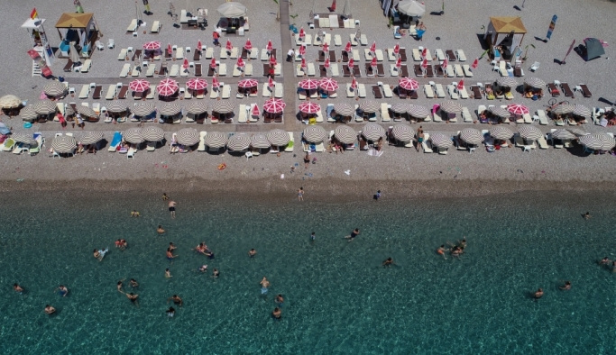 Antalya'da sıcak havada deniz keyfi