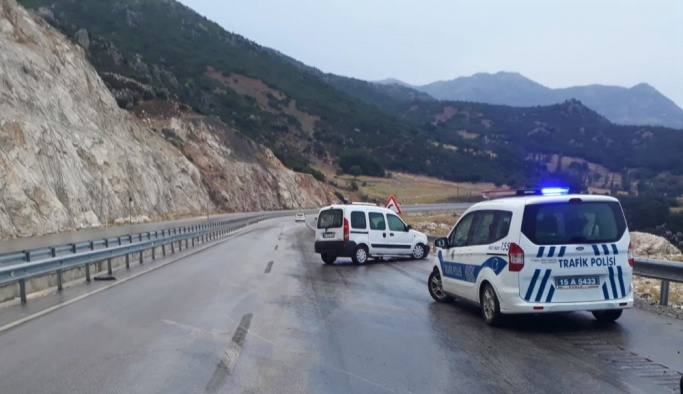 Burdur'da otomobil bariyere çarptı: 9 yaralı