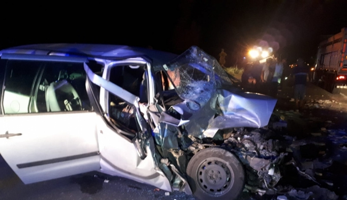 Denizli'de otomobil traktöre çarptı: 1 ölü, 2 yaralı