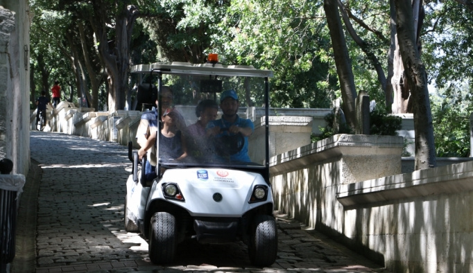 Eyüpsultan'da yaşlı ve engellilere golf araçlarıyla hizmet