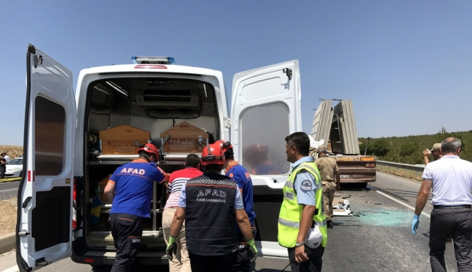 GÜNCELLEME - Kahramanmaraş'ta minibüs tıra çarptı: 2 ölü, 12 yaralı