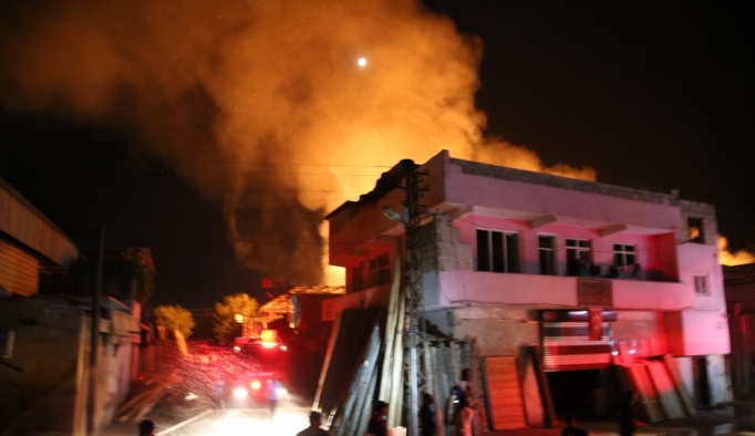 GÜNCELLEME - Şanlıurfa'da Oduncu Pazarı'nda yangın