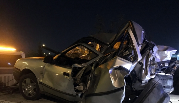 İzmir'de tır otomobile çarptı: 1 ölü, 1 yaralı
