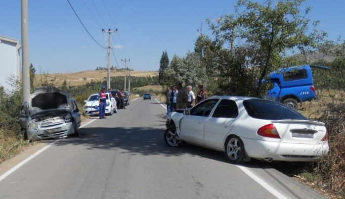 Kahramanmaraş'ta iki otomobil çarpıştı: 10 yaralı