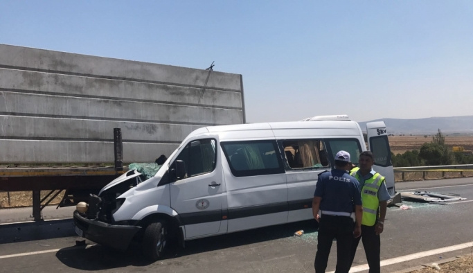 Kahramanmaraş'ta minibüs tıra çarptı: 1 ölü, 13 yaralı