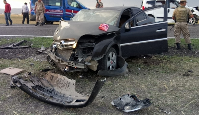 Kars'ta iki otomobil çarpıştı: 10 yaralı