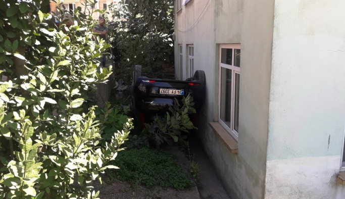 Sinop'ta otomobil apartmanın bahçesine devrildi