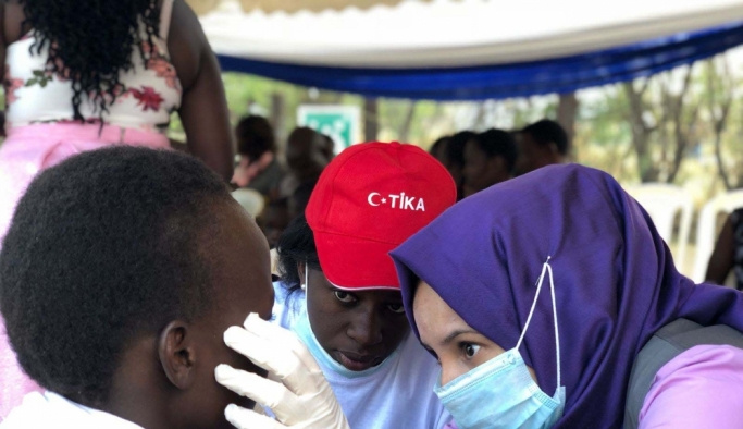 TİKA'nın gönüllü elçilerinden Kenyalı çocuklara sağlık taraması