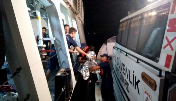 Bodrum'da düzensiz göçmenlerin bulunduğu lastik bot battı