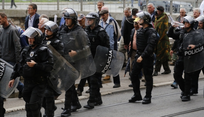 Bosna Hersek'te eski askerlerin olaylı protestosu