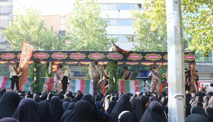 İran-Irak Savaşı'nda ölen 135 İran askeri için cenaze töreni
