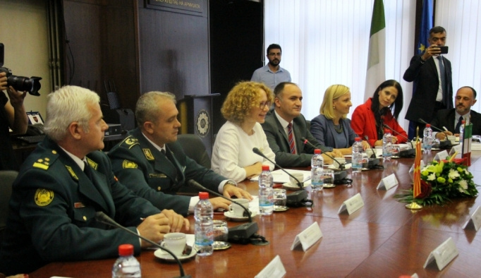 İtalya Savunma Bakanı Trenta Makedonya'da
