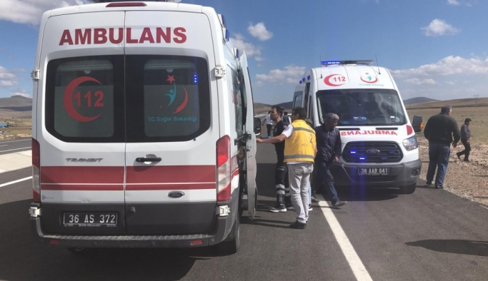 Kars'ta yolcu minibüsü devrildi: 16 yaralı