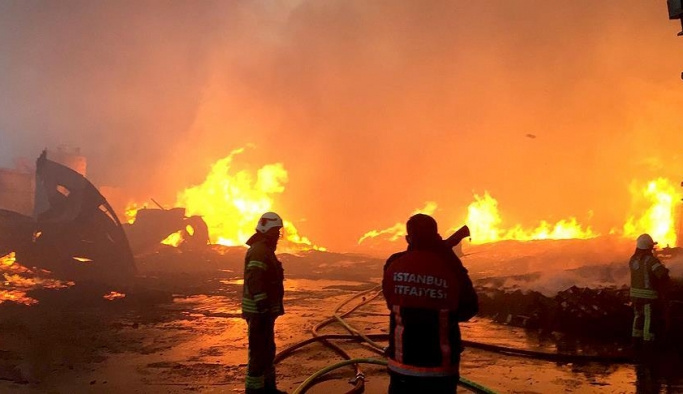 Esenyurt yangınında 3 fabrika yandı, 2 kişi gözaltına alındı