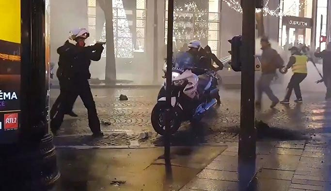 Fransız polisi 'Sarı Yelekliler'e silah çekti