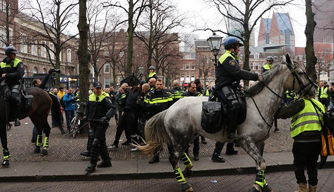 Hollanda'da Sarı Yelekliler'e gözaltı