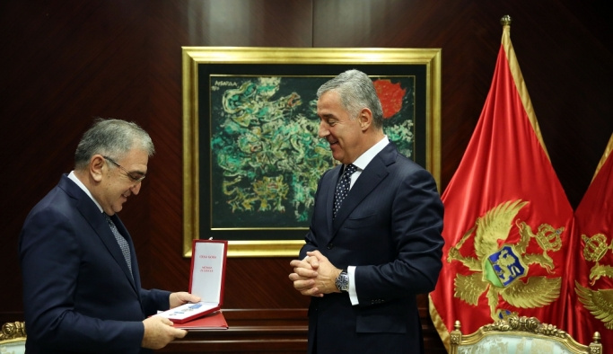 Karadağ Cumhurbaşkanı Djukanovic'ten Büyükelçi Galip'e madalya