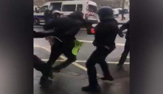 Fransa'da elleri kelepçeli göstericiye polis çelmesi