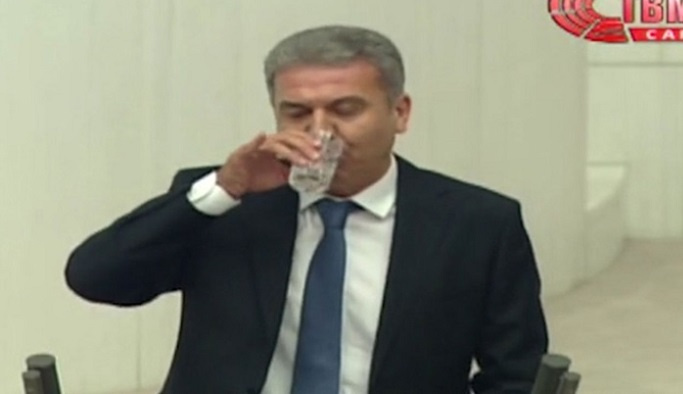 CHP'li vekil Meclis'te su içince tartışma çıktı