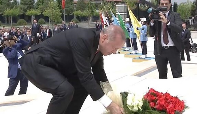 15 Temmuz için ilk tören, Erdoğan çiçek bıraktı