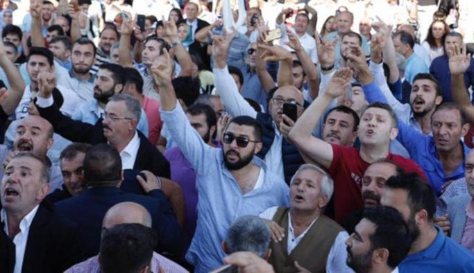 Temel Karamollaoğlu protesto edildi