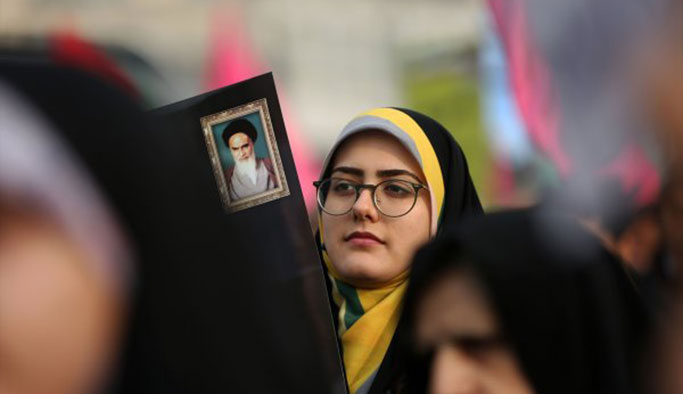 İran'da karşıt görüşlüler de sokağa çıktı