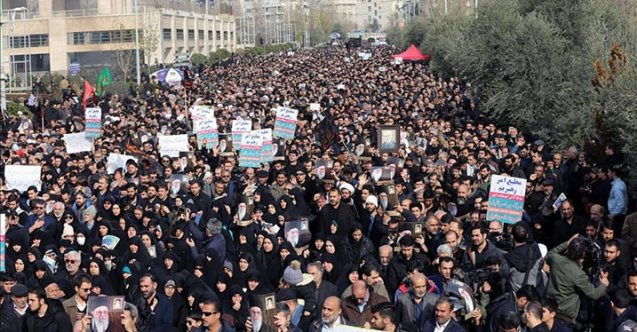 İran Cuma namazı sonrası sokağa döküldü
