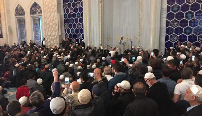 Çamlıca Camii'nde bu sabah mahşeri bir kalabalık vardı