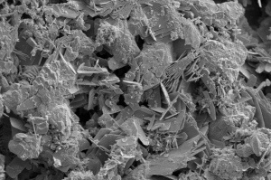 Roma betonundaki minerallerin tarayıcı elektron mikroskop görüntüsü.