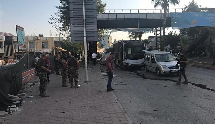 Son Dakika: Adana'da polis aracına terör saldırısı