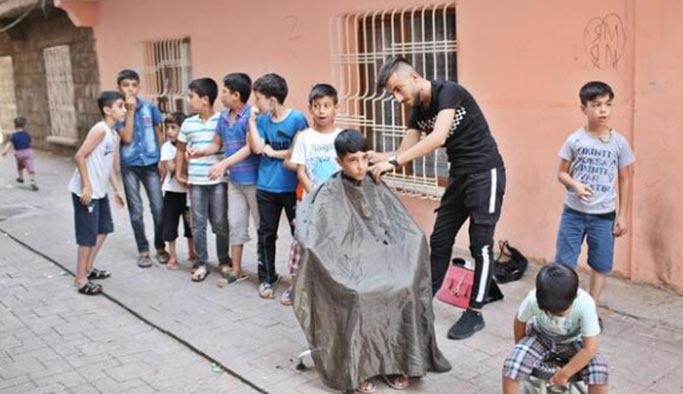 Sokak sokak dolaşıp çocukları bayram tıraşı yapıyor