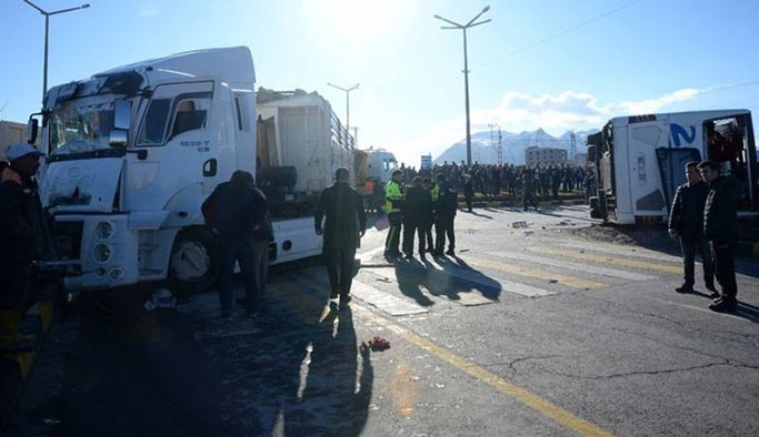 Bitlis'te TIR ve yolcu otobüsü çarpıştı