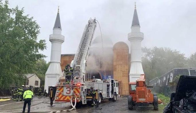 İslam düşmanları camiyi ateşe verdi