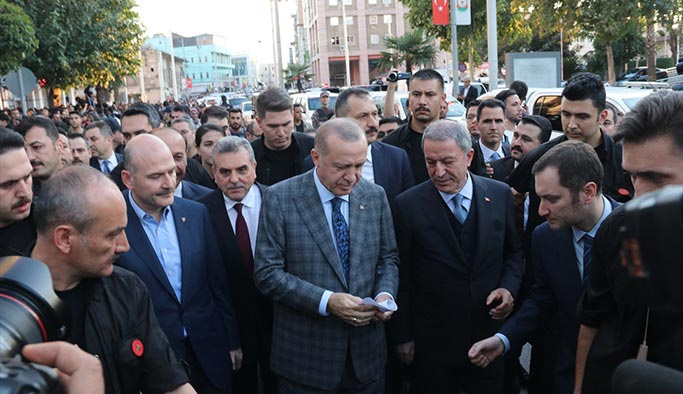 Cumhurbaşkanı Erdoğan Şanlıurfa sokaklarında