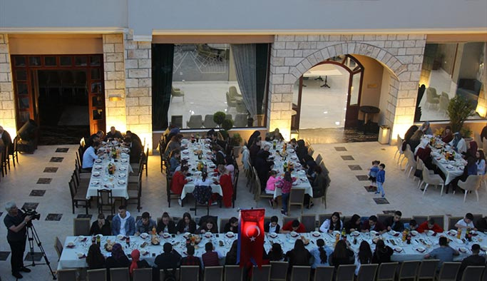 Deniz Feneri Derneği, Makedonya'nın Üsküp şehrinde yetim çocuklara yönelik iftar programı düzenledi.