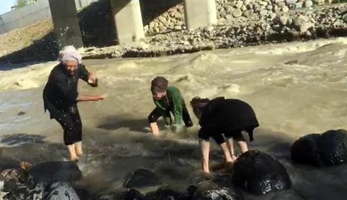 Bingöl'de Çapakçur deresinde şakalaşan genç kızlar